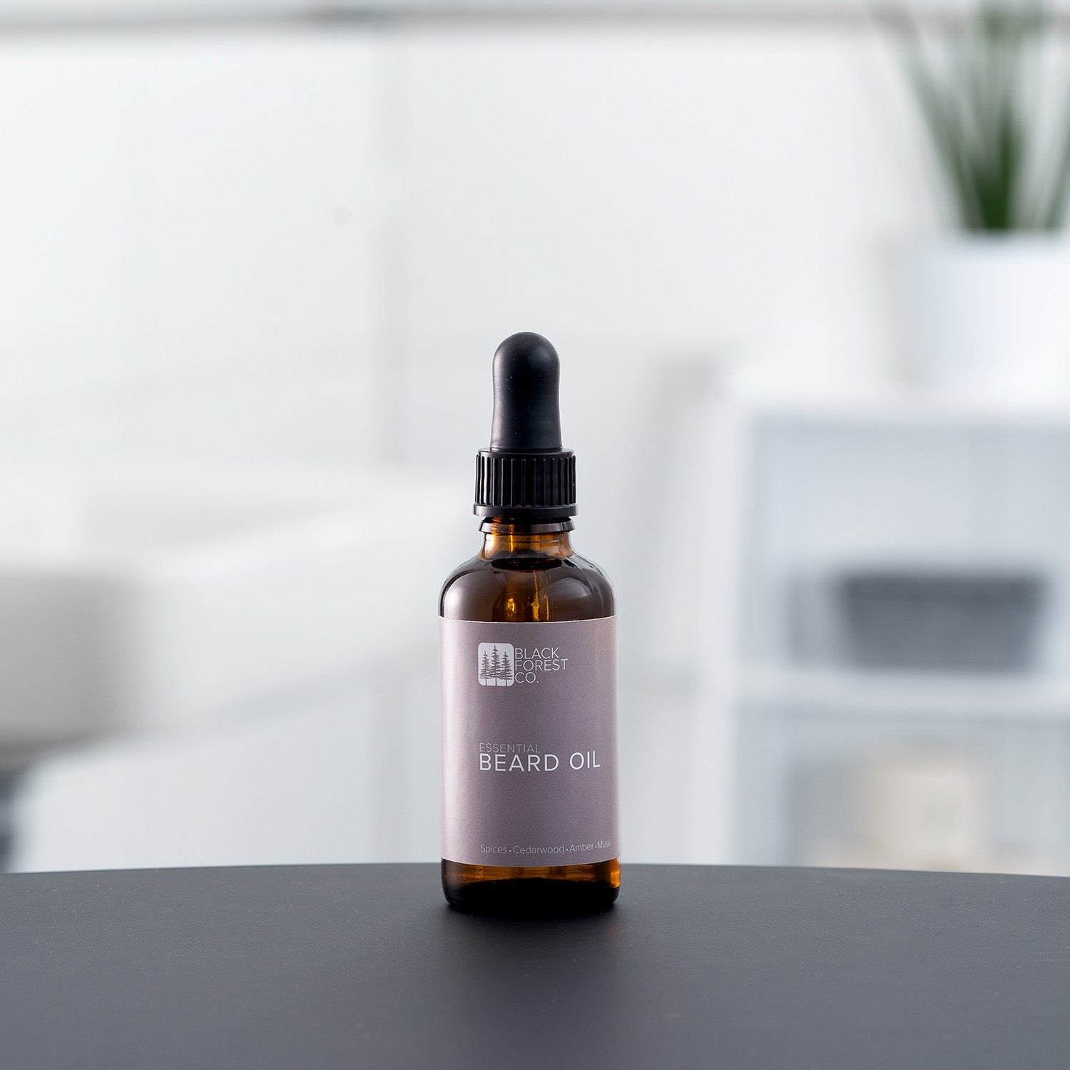 Essential Beard Oil im Badezimmer – natürliches Premium Bartöl von Black Forest Co.