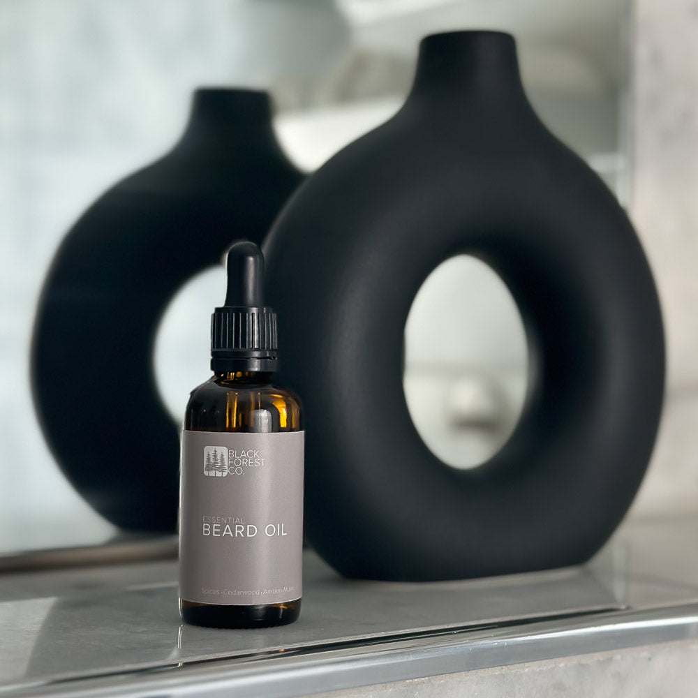 Essential Beard Oil – stilvolle Bartpflege im Badezimmer von Black Forest Co.