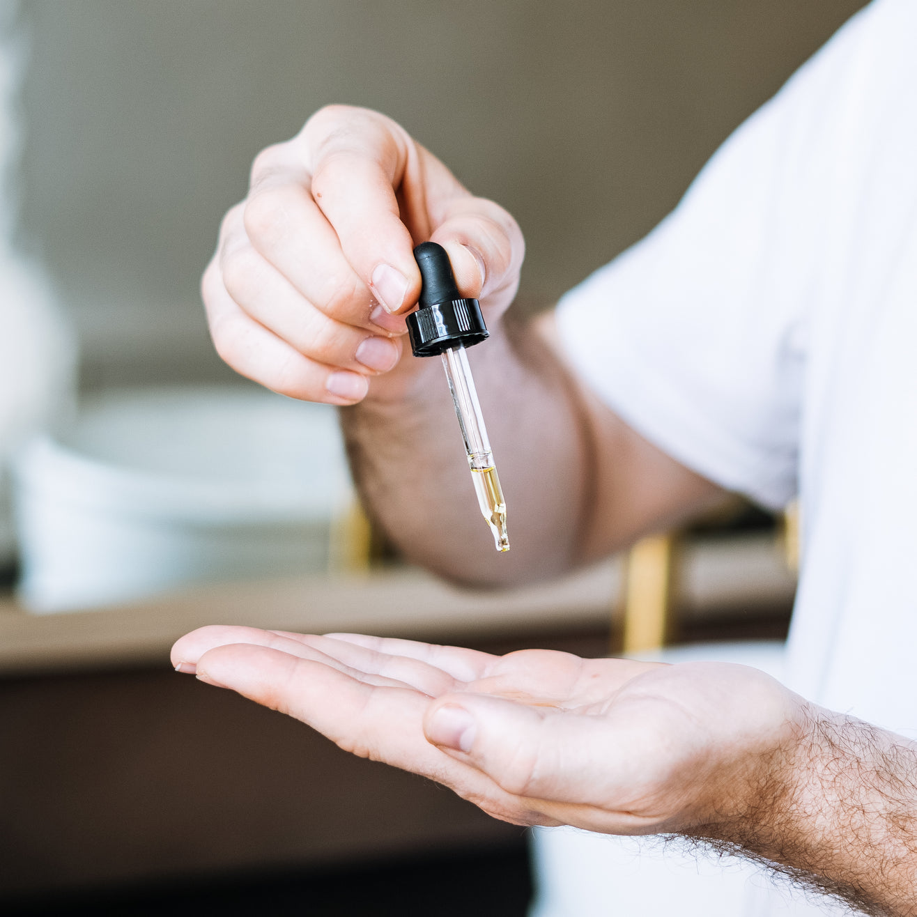 Anwendung mit einer Pipette des Essential Beard Oil – pflegendes Bartöl für weiche & gesunde Bärte von Black Forest Co.