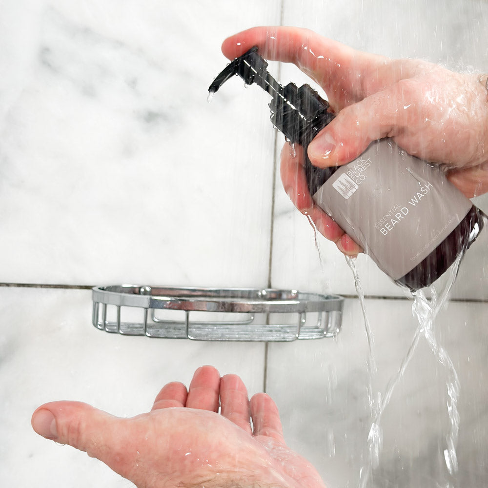 Anwendung des Essential Beard Wash – Bartreinigung mit natürlichem Bartshampoo von Black Forest Co.