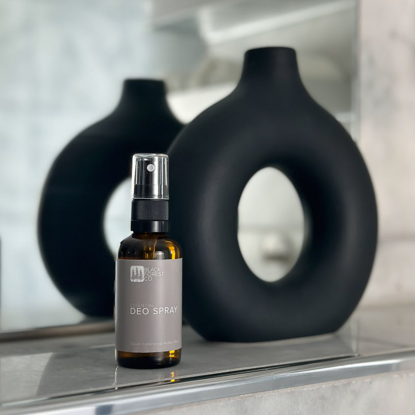 Essential Deo Spray im Badezimmer – stilvolles, natürliches Deo ohne Aluminium von Black Forest Co.